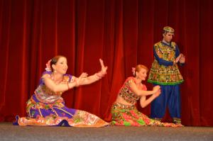 Glej lušno je pr' nas s plesalci in pevci z različnih koncev 12